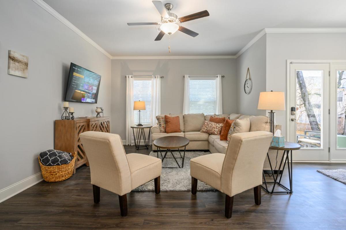 Stylish & Modern 3BR Home Near Chattahoochee River - Housity