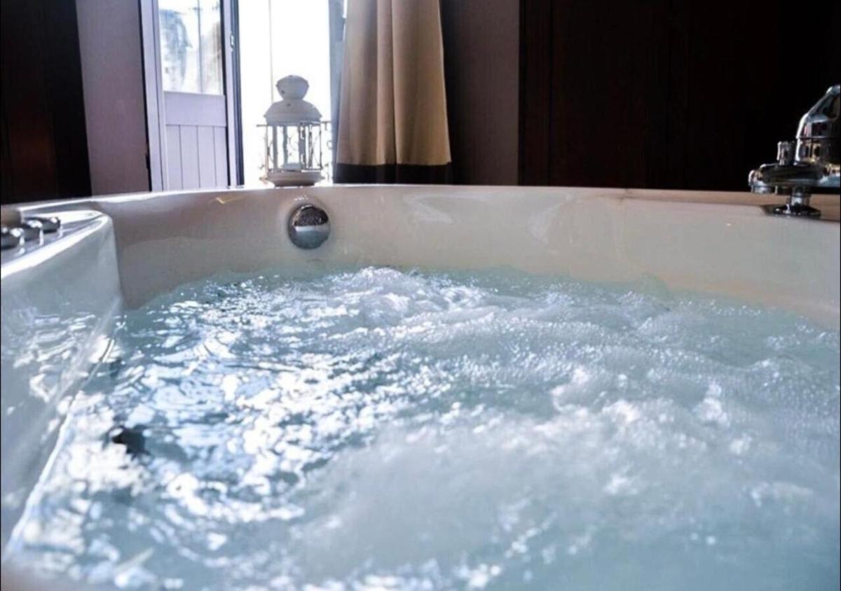 WineExperience- WINE&JACUZZI SUITE - Hizvo