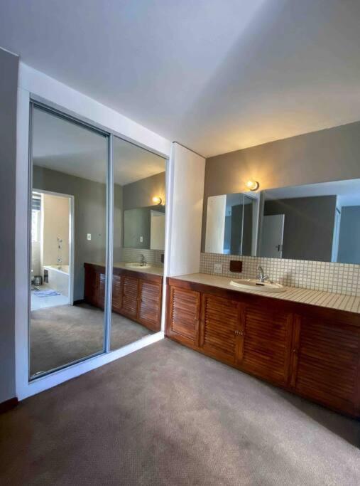 Stylish 4-bedroom townhouse with a classic loft - Housity