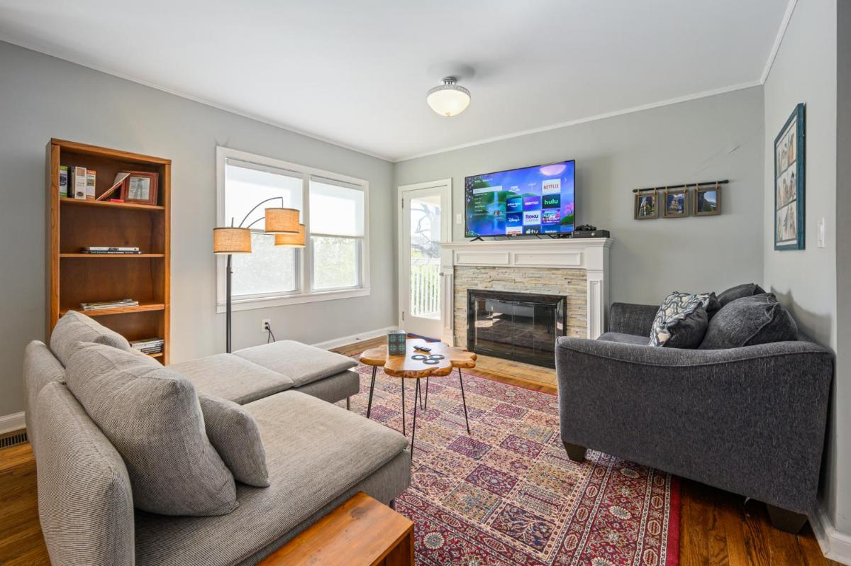 Plan A Trip To Georgia Aquarium In This Comfy 3BR - Housity