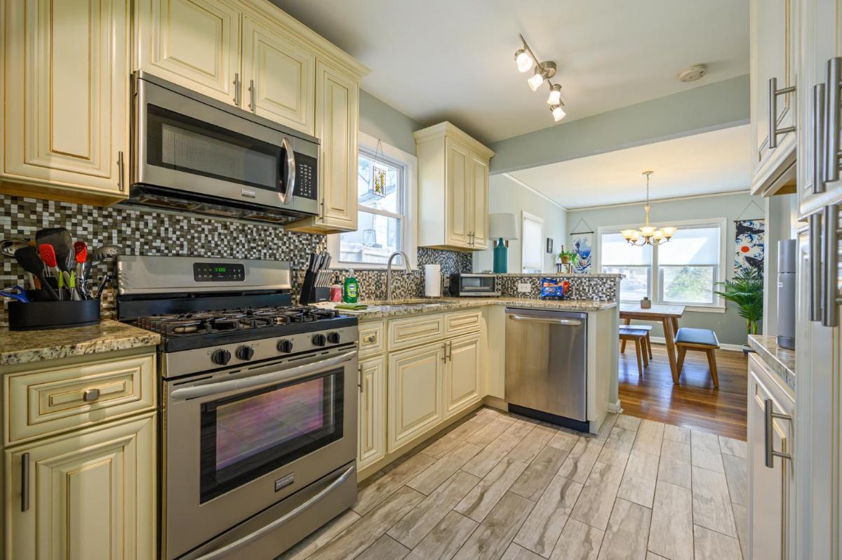 Plan A Trip To Georgia Aquarium In This Comfy 3BR - Housity