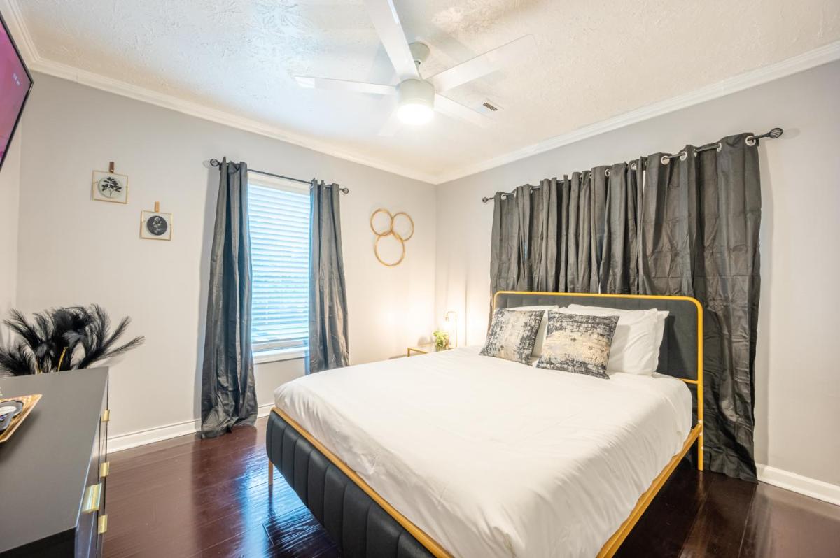 Cushy &amp; Minimalist Home Near Mercedes Benz Stadium - Housity