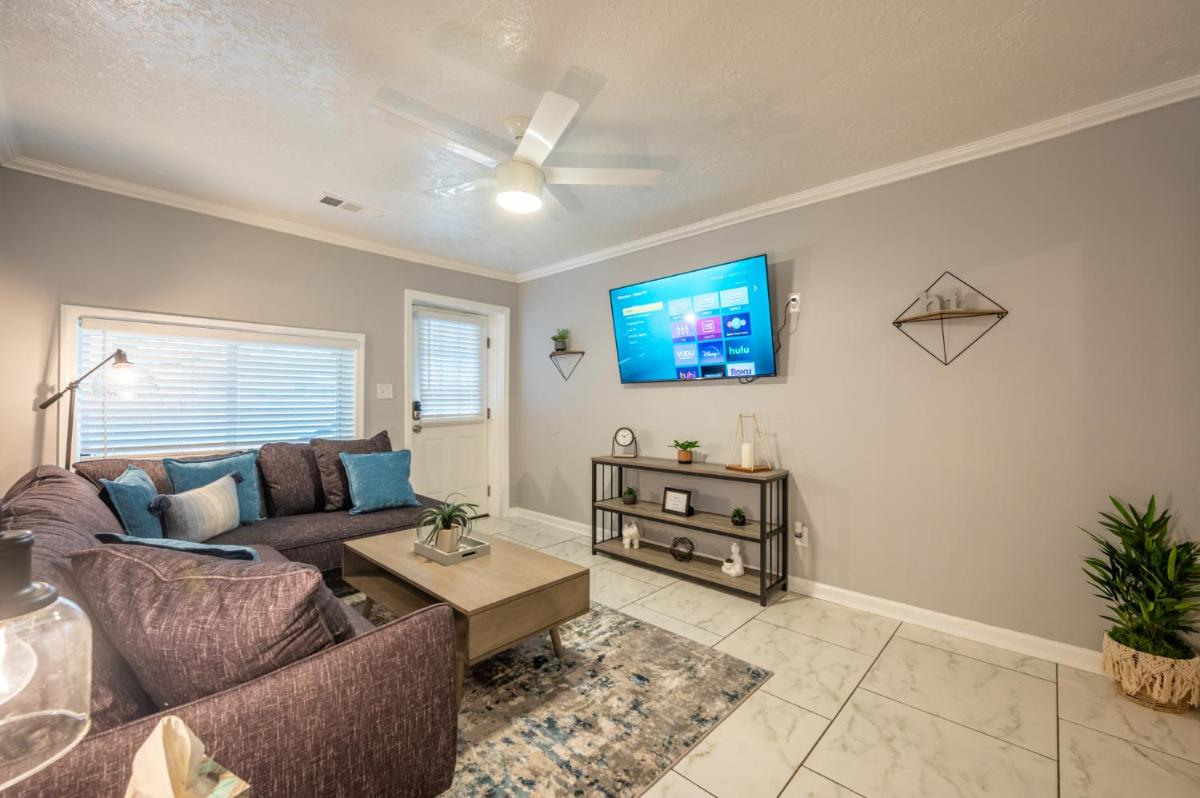 Cushy & Minimalist Home Near Mercedes Benz Stadium - Housity