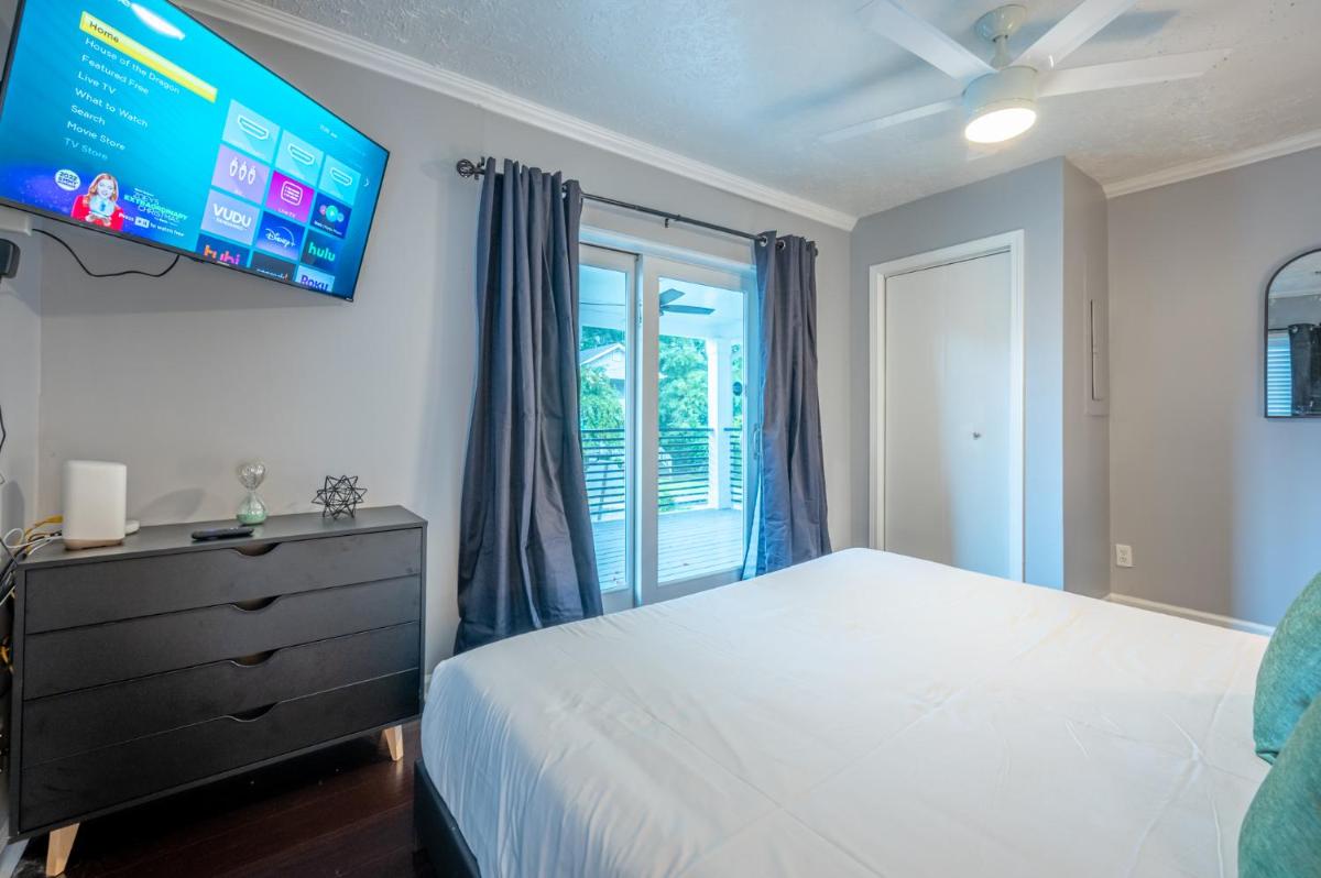 Cushy & Minimalist Home Near Mercedes Benz Stadium - Housity
