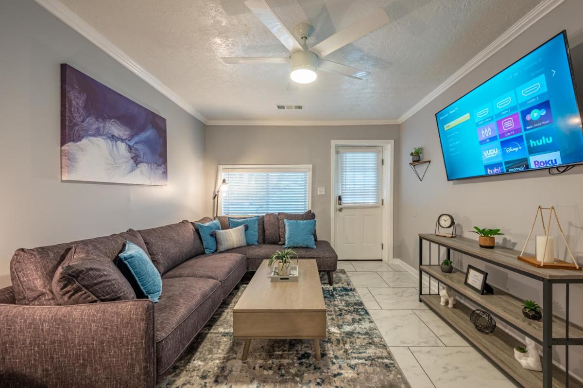Cushy & Minimalist Home Near Mercedes Benz Stadium - Housity