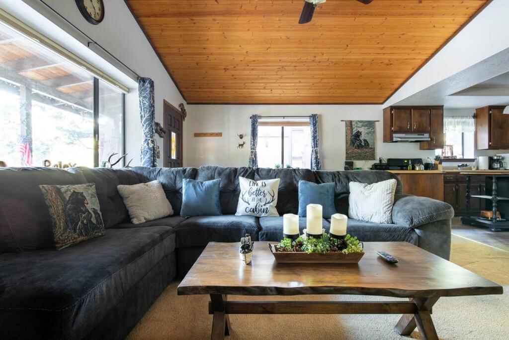 Hot Tub, Fire Pit & Pet Friendly Lazy Bear Lodge - Housity