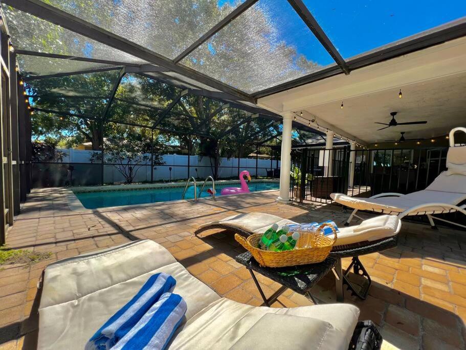 3 Bedrooms House, Private Pool, 10 Mins to Gulf Beaches - Housity