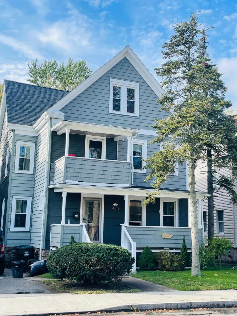DELIGHTFUL 2BR apartment with balcony - 15 min from Mohegan Sun- Foxwoods Casinos & Mystic - Housity