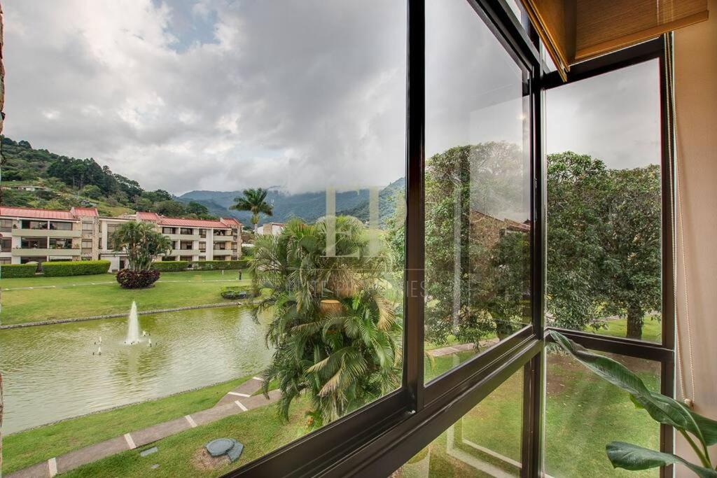 Suitetrails - CR MARIPOSA RENTALS Lakeview PENTHOUSE with office space, pool, gym, tennis
