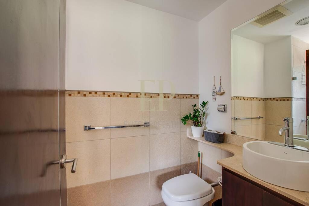 CR MARIPOSA RENTALS Lakeview PENTHOUSE with office space, pool, gym, tennis - Housity