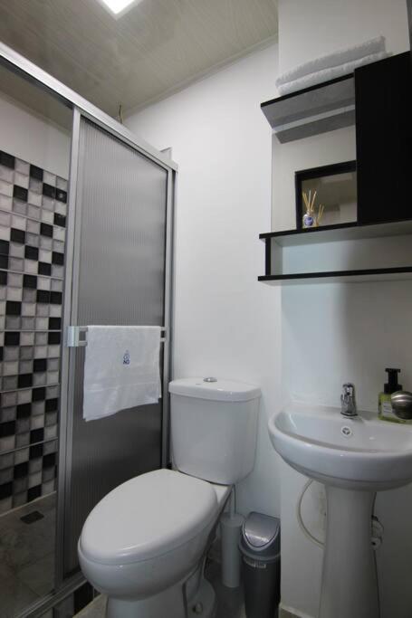 Cómodo y precioso loft, cerca al aeropuerto. - Housity