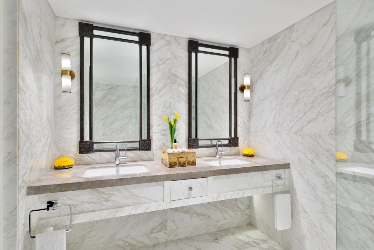 a bathroom with two sinks and two windows at Taj Mahal, New Delhi in New Delhi