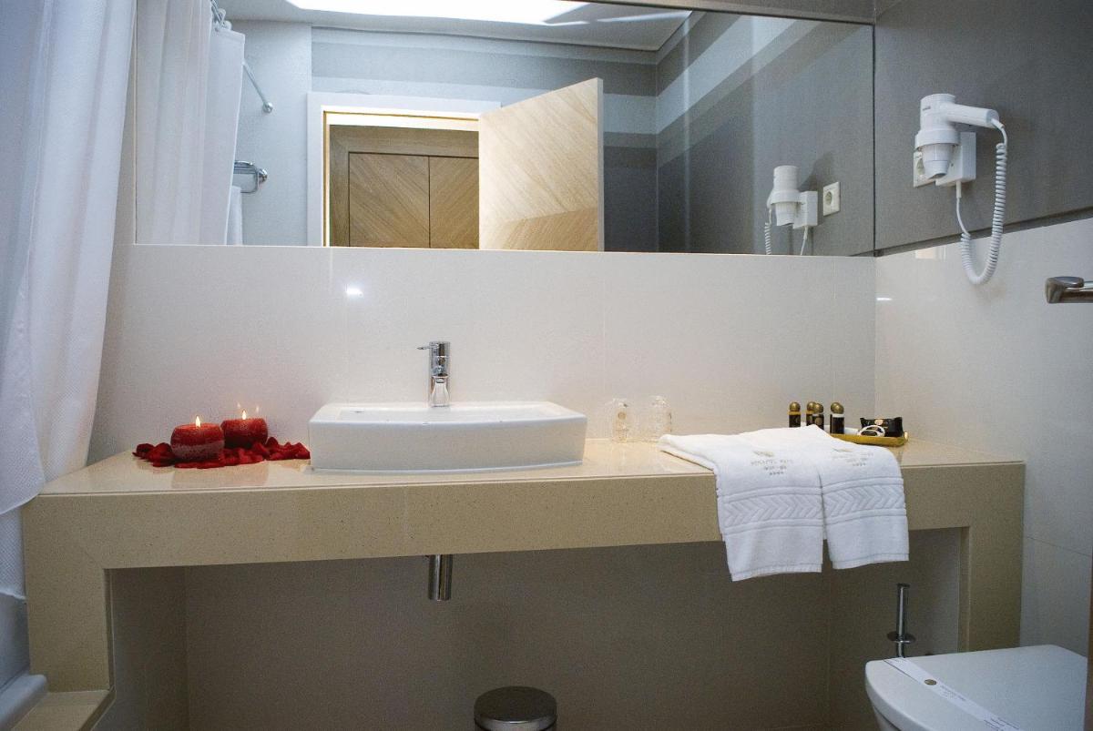 Uma casa de banho em Penafiel Park Hotel & Spa
