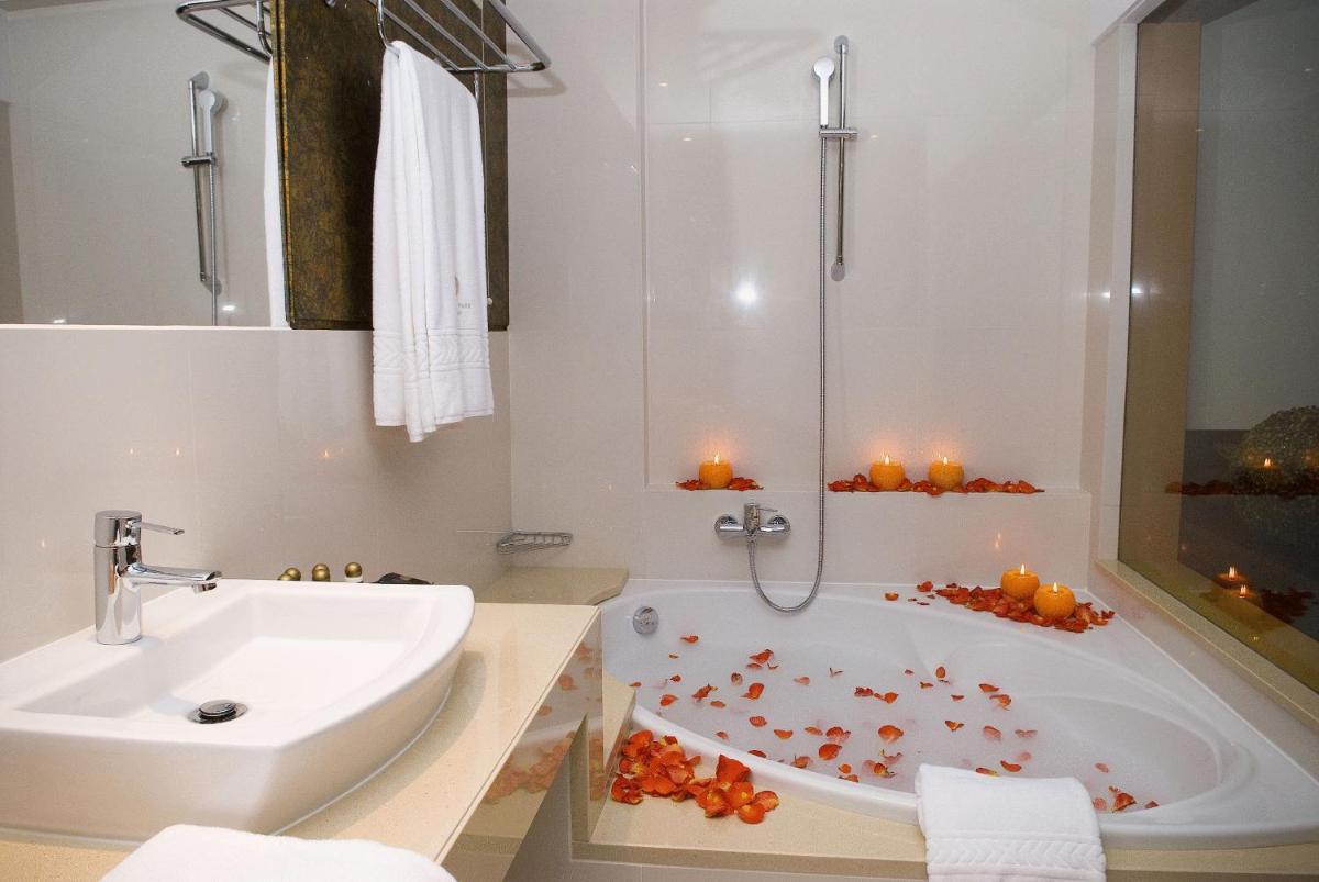 Uma casa de banho em Penafiel Park Hotel & Spa