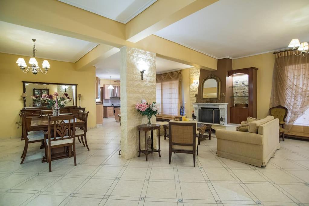 Beachfront villa in Galaxidi - Housity