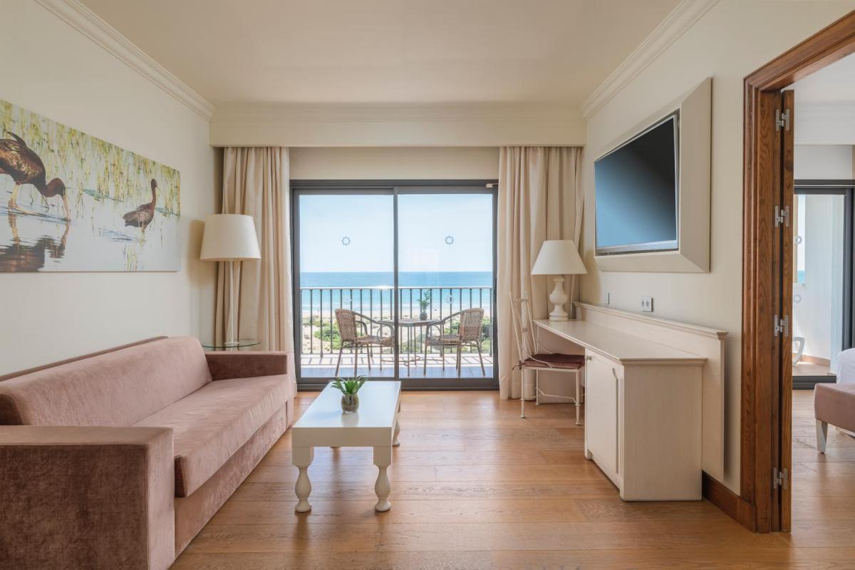 Una televisión o centro de entretenimiento en Iberostar Selection Andalucia Playa