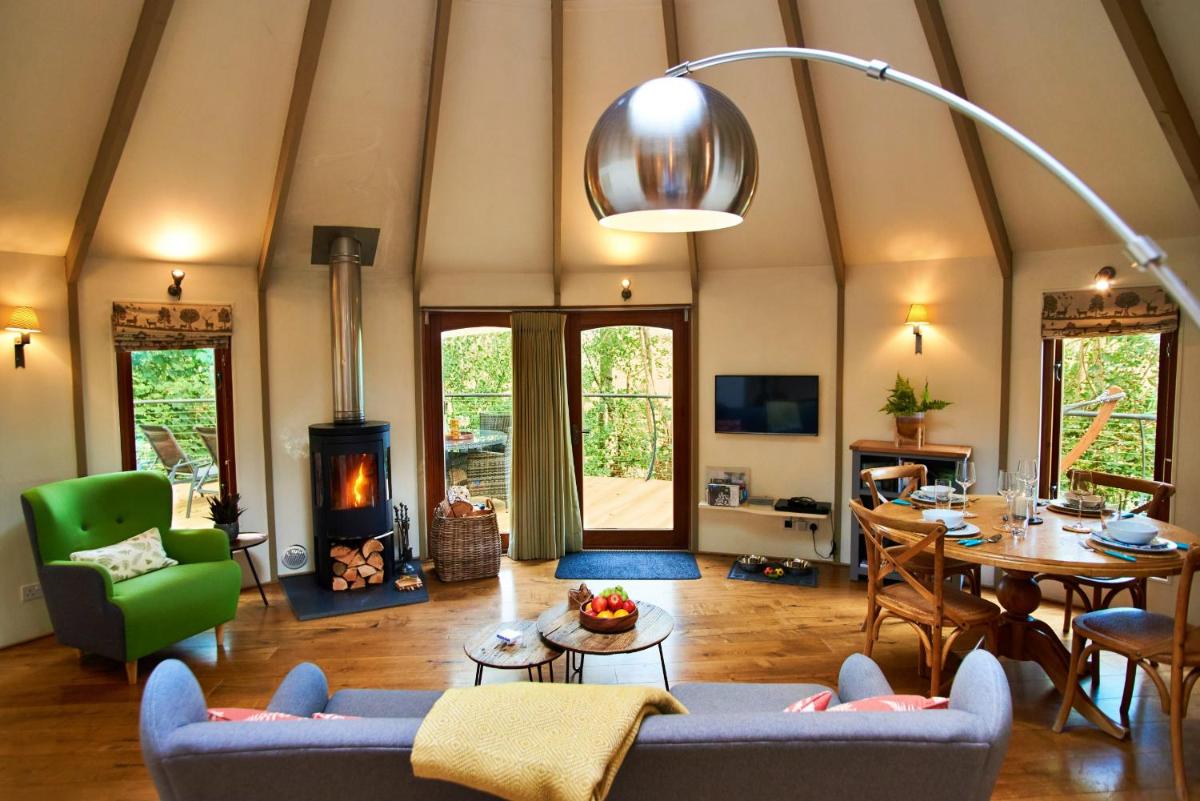 Finest Retreats - Buzzard Luxury Treehouse Hideaway - Housity