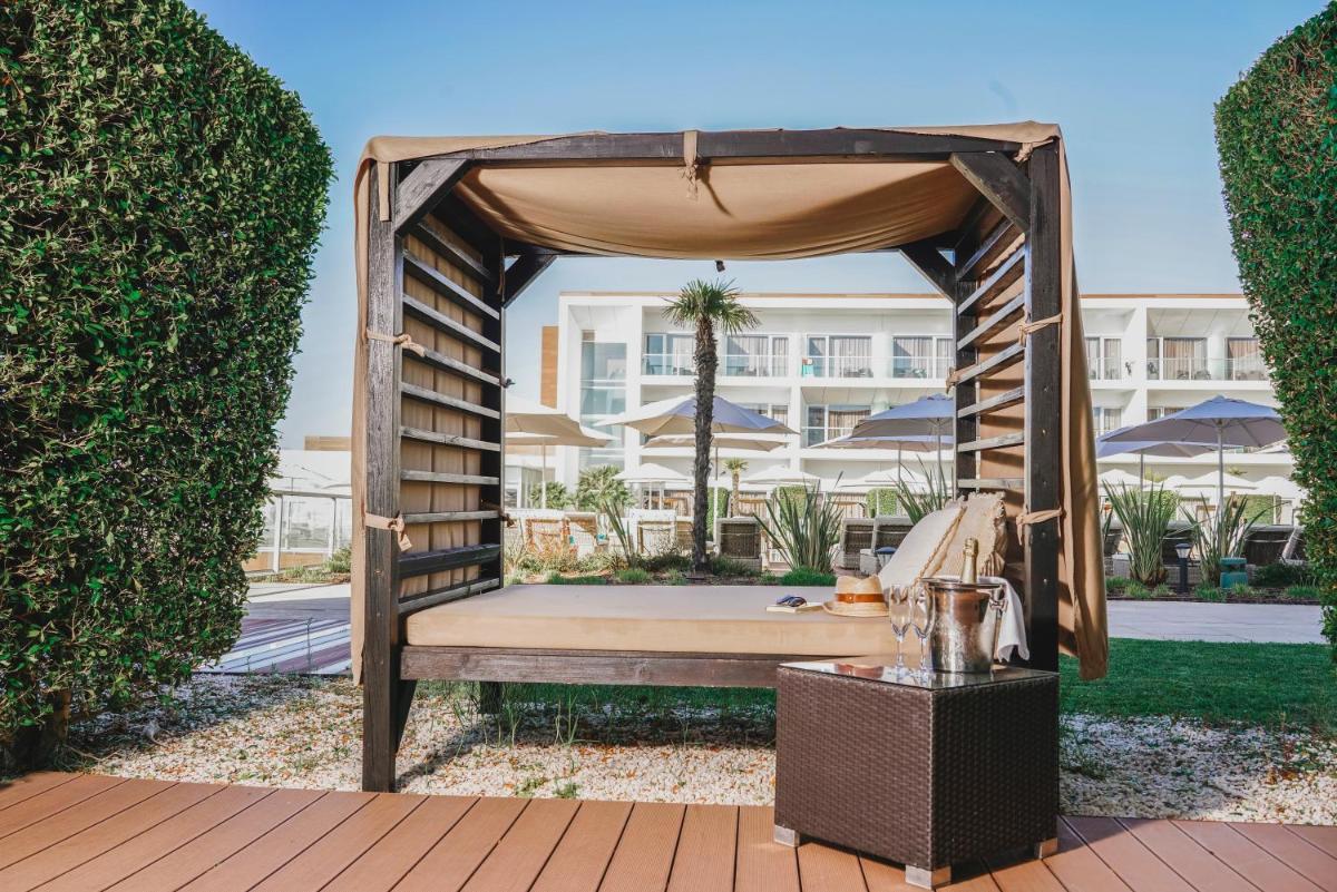 Um jardim no exterior de Iberostar Selection Lagos Algarve