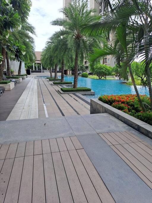 Suitetrails - Bangkok condominium with big swiming pool