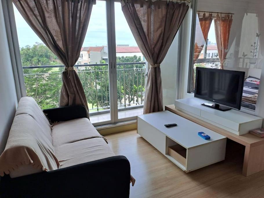 Suitetrails - Bangkok condominium with big swiming pool