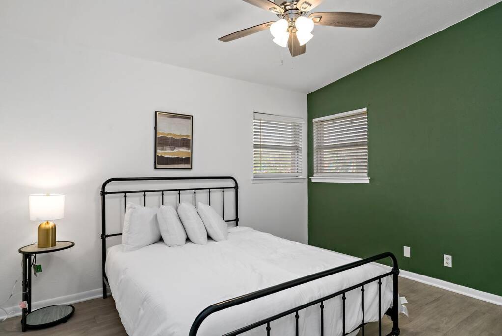Airport Executive Home, 2 bed 1 bath - Housity