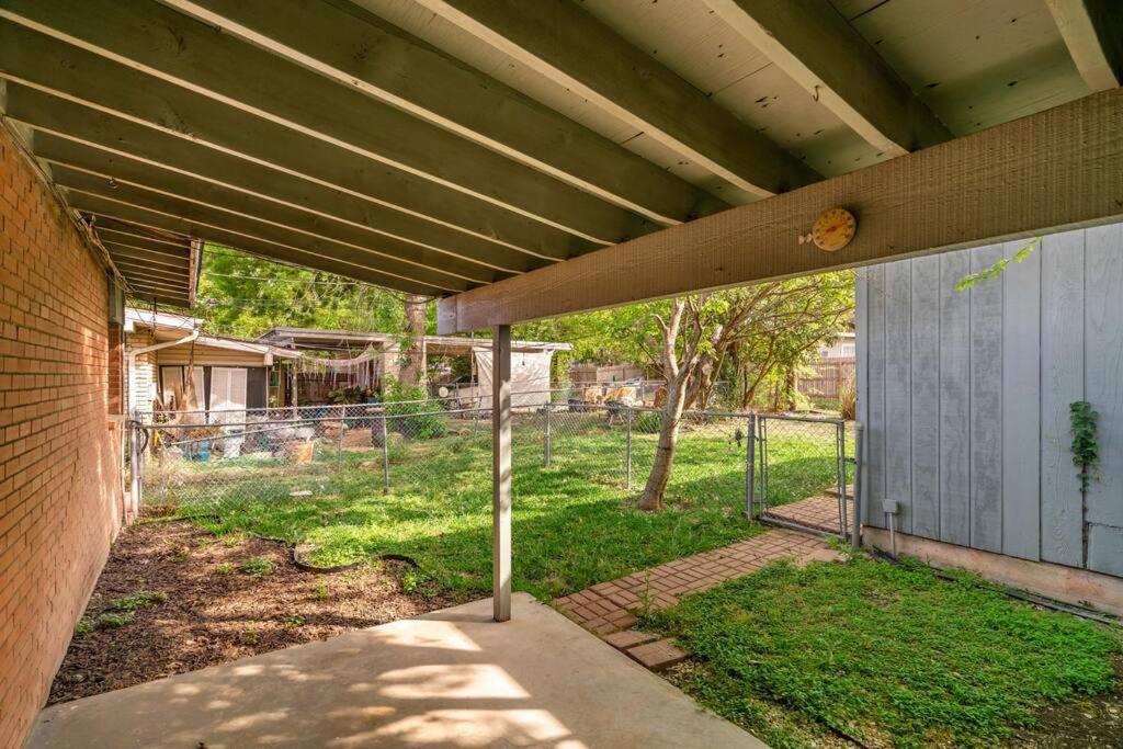 Airport Executive Home, 2 bed 1 bath - Housity