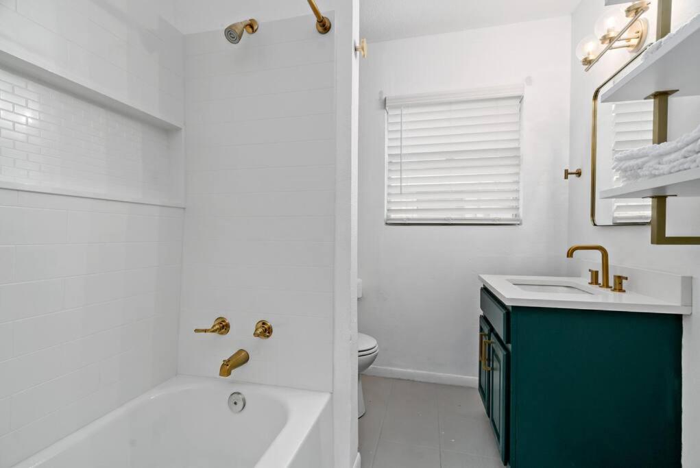 Airport Executive Home, 2 bed 1 bath - Housity