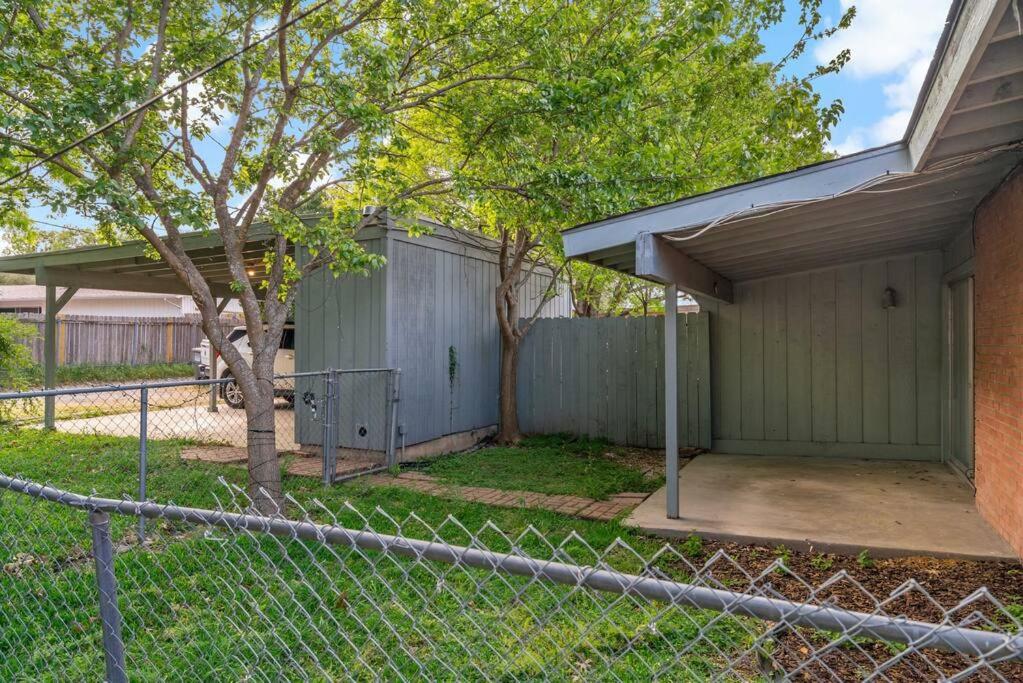 Airport Executive Home, 2 bed 1 bath - Housity
