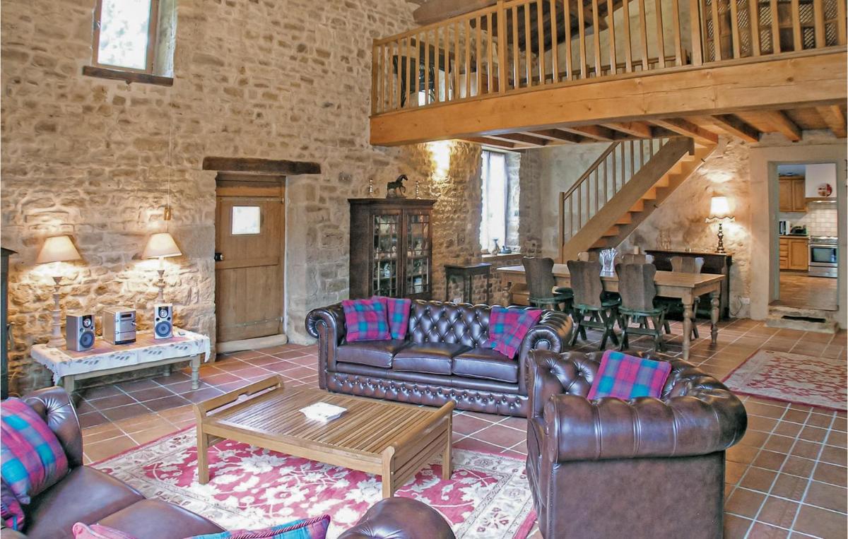 Awesome Home In Souvigne With 5 Bedrooms, Private Swimming Pool And Heated Swimming Pool - Housity