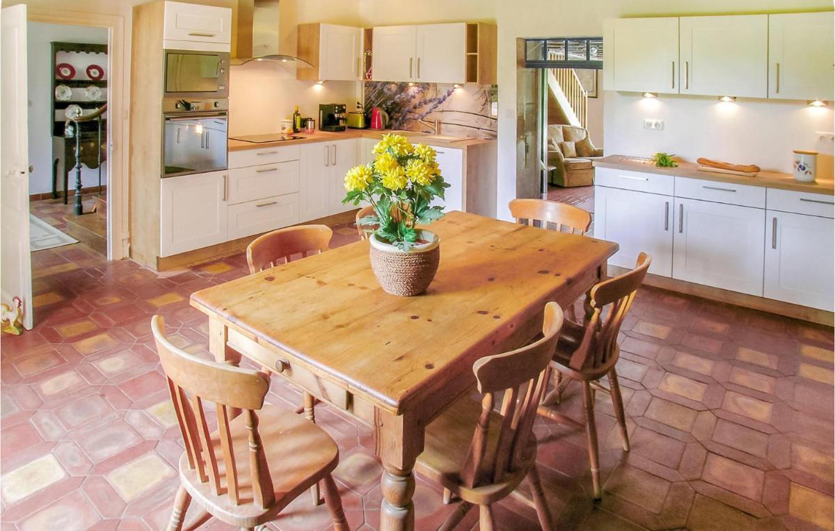 Awesome Home In Souvigne With 5 Bedrooms, Private Swimming Pool And Heated Swimming Pool - Housity