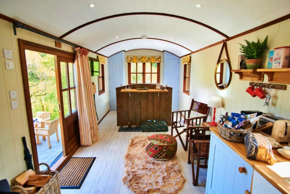 Finest Retreats - Maple Luxury Shepherds Hut - Housity