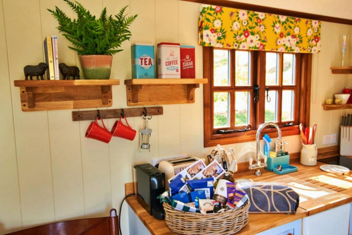 Finest Retreats - Maple Luxury Shepherds Hut - Housity