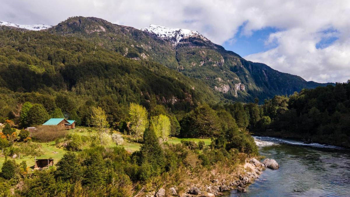 Casa Rústica Grande a orillas del Río Cisnes, Caminatas Pesca Tinaja Desayuno Cafetería - Housity
