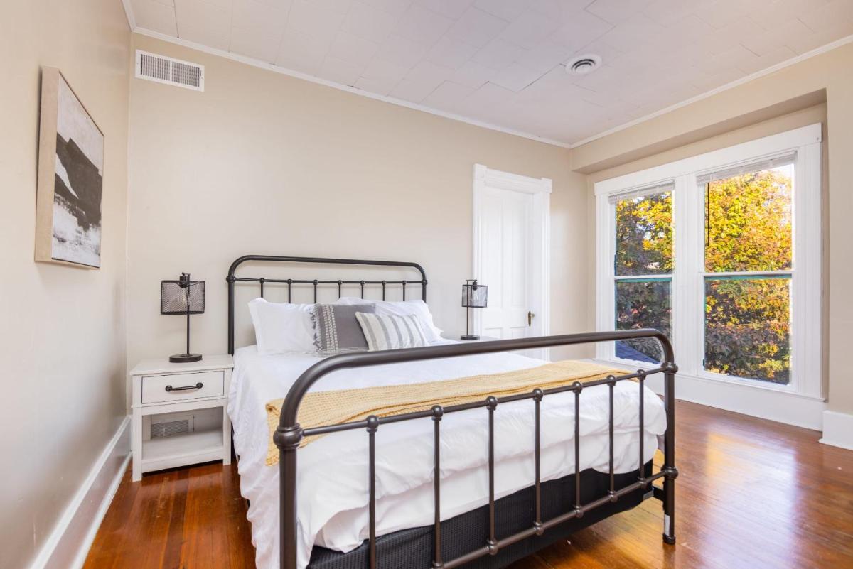 Des Moines Home with parking - Housity