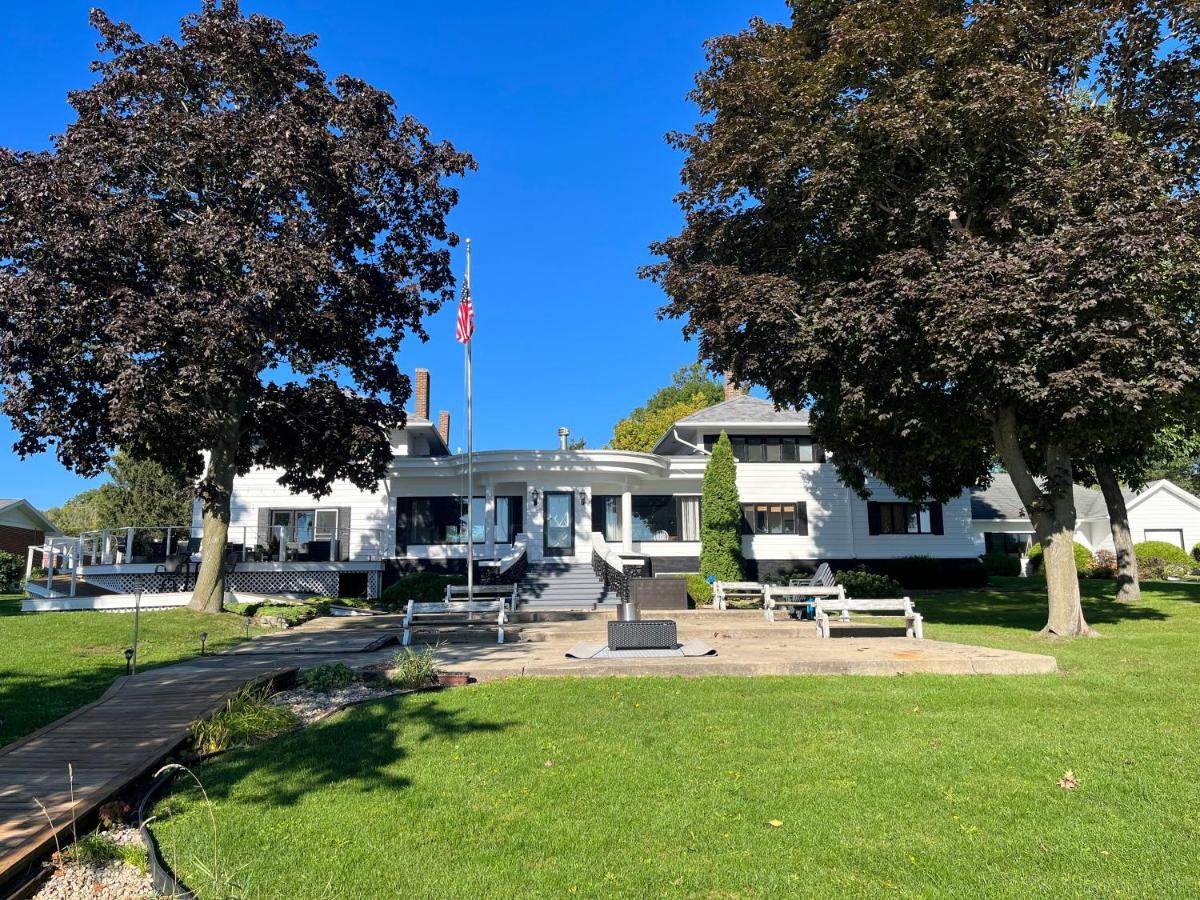 Chain O’Lakes Waterfront Resort on Lake Catherine - Housity