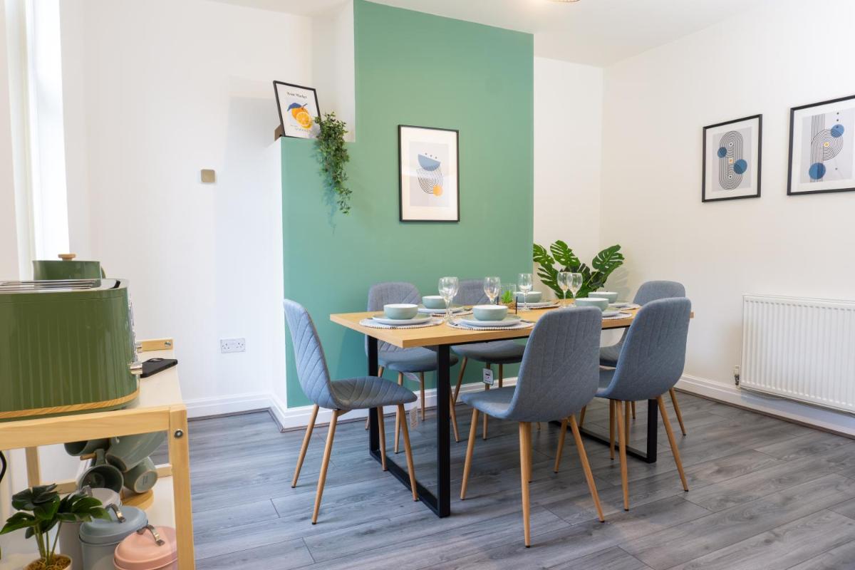 Air Host & Stay - Keith House - 3BR, Free Parking - Housity