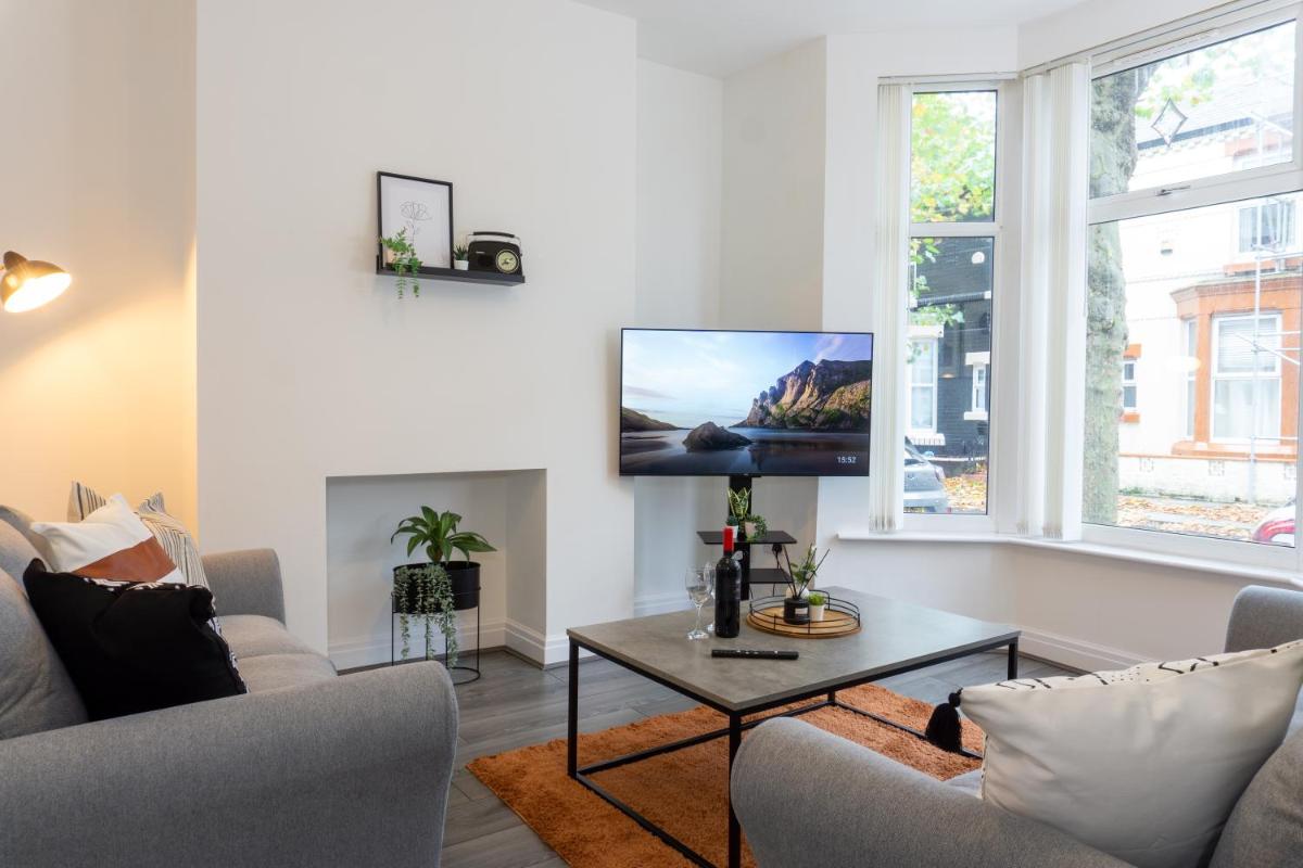 Air Host & Stay - Keith House - 3BR, Free Parking - Housity