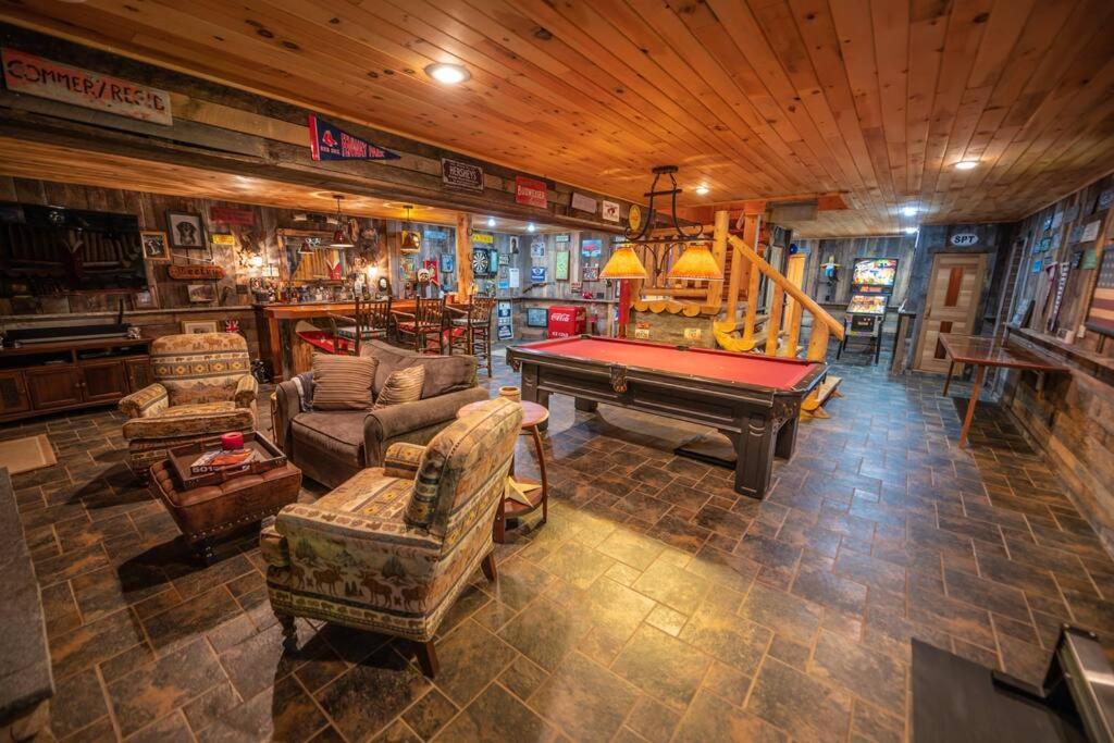 Luxe Log cabin with hot tub/spa/steam room! - Housity