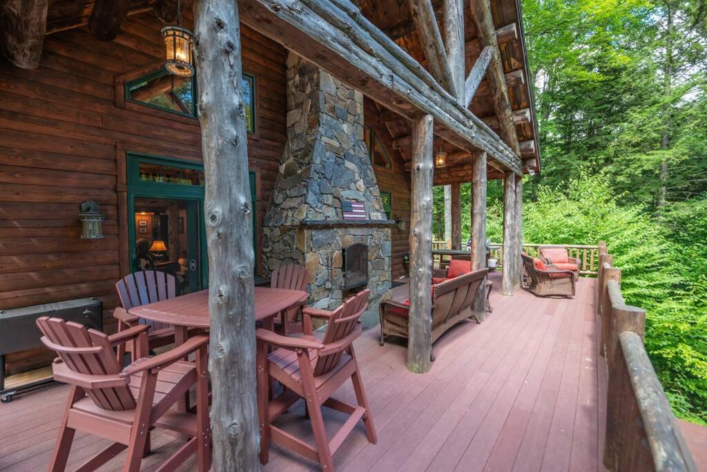 Luxe Log cabin with hot tub/spa/steam room! - Housity
