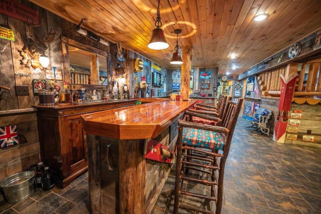 Luxe Log cabin with hot tub/spa/steam room! - Housity