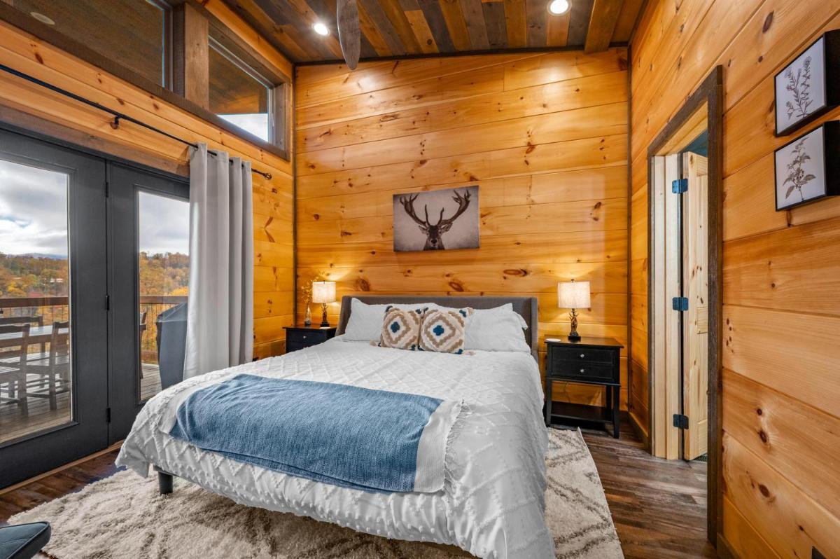The Overlook - '21 Cabin - Gorgeous Unobstructed Views - Fire Pit Table - GameRm - HotTub - Xbox - Lots of Bears - Housity