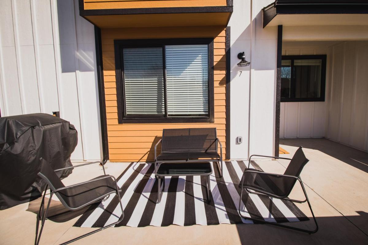 Comfortable 2BR Condo with Garage - Ideal Family Stay in West Greeley - Housity