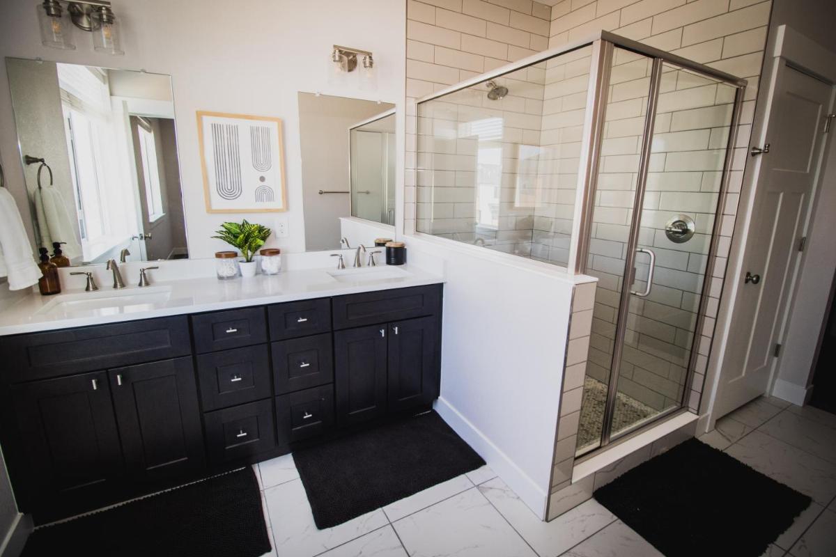 Comfortable 2BR Condo with Garage - Ideal Family Stay in West Greeley - Housity
