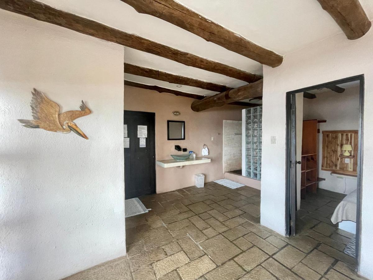 Johnnys Place Hotel - Housity