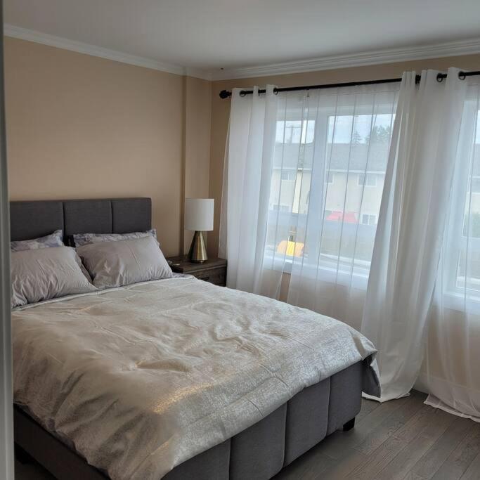 Brand New Luxury 1 bedroom Townhouse with full kitchen - Housity
