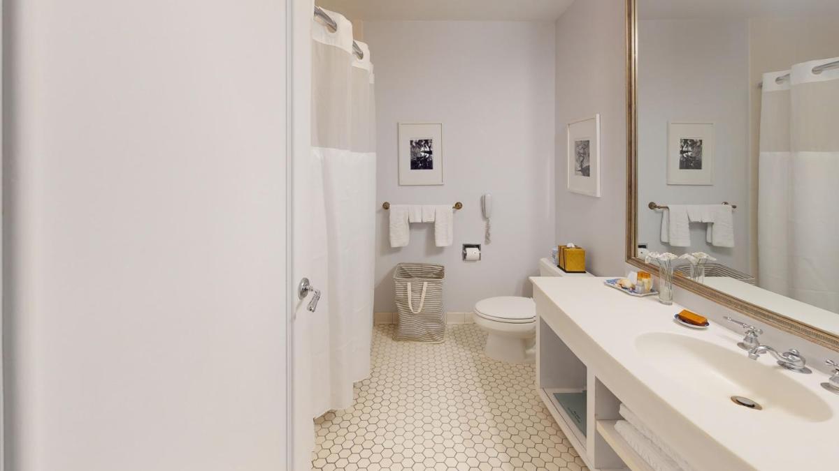 Avon Old Farms Hotel - Housity
