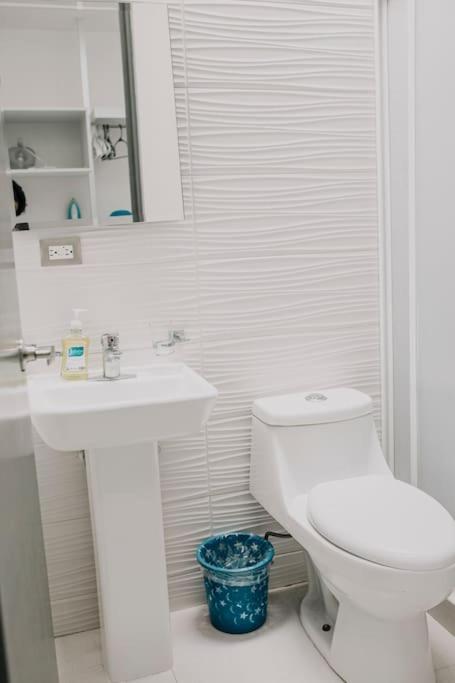 Modern House in gated community with green gardens - Housity