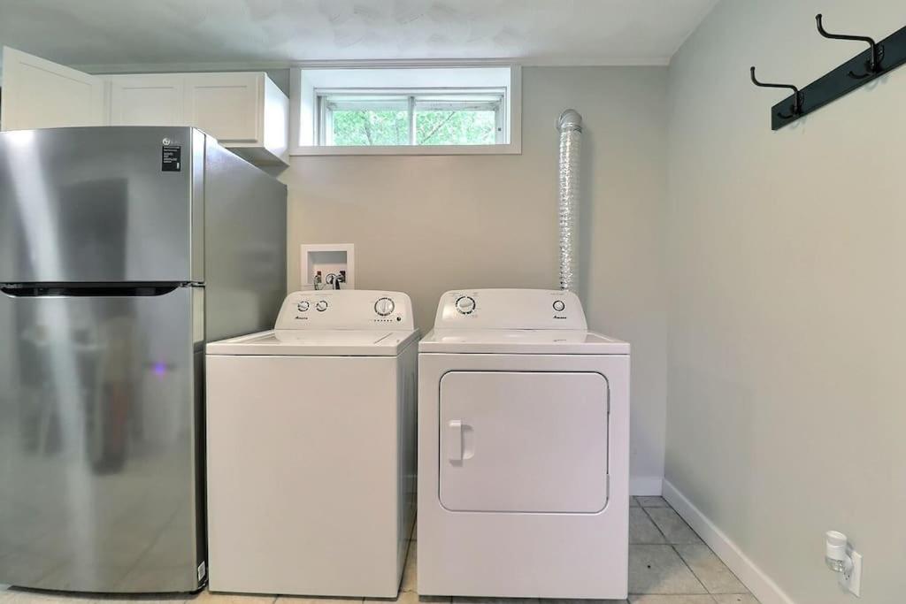 Cozy & Modern 3 Bedroom Home with 4 Beds - Housity