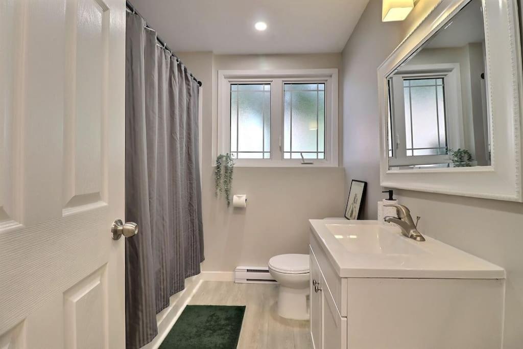 Cozy & Modern 3 Bedroom Home with 4 Beds - Housity