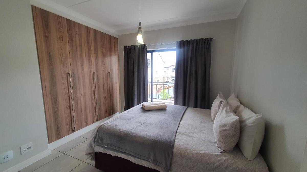The Blyde Crystal Lagoon One Bedroom Apartment - Housity
